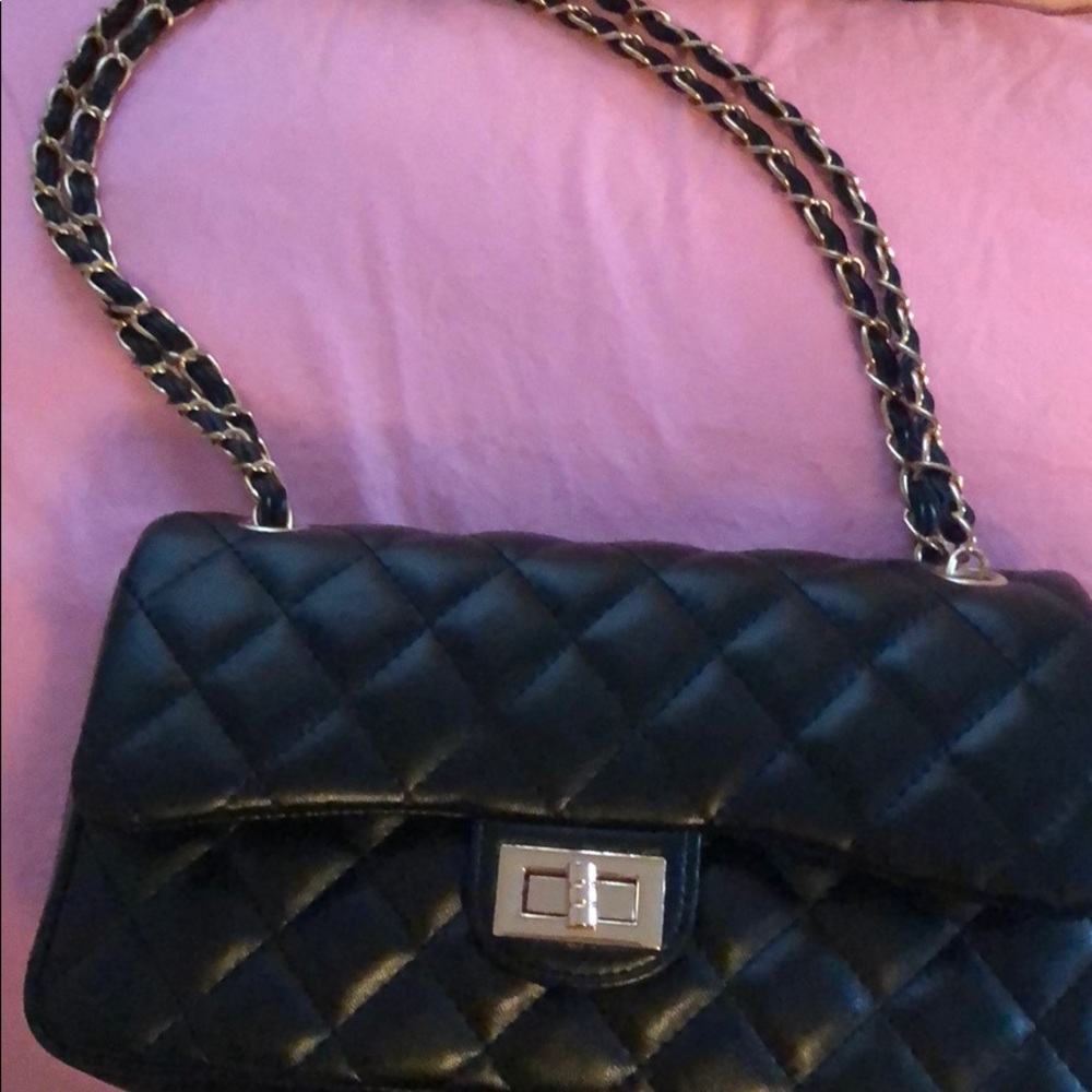 Quilted chain strap shoulder bag